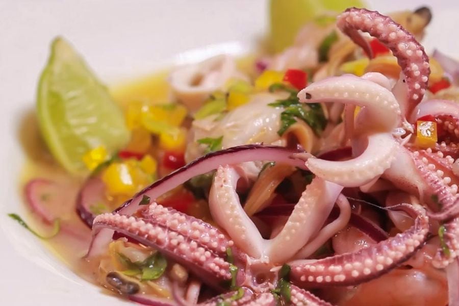 Fresco y cítrico: Perol de mariscos - La Tercera