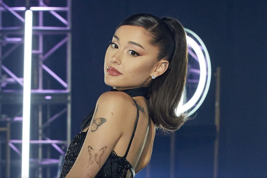 Ariana Grande responde a sus mayores críticos estilísticos, sus seguidores:  'Os prometo que tengo ropa bonita