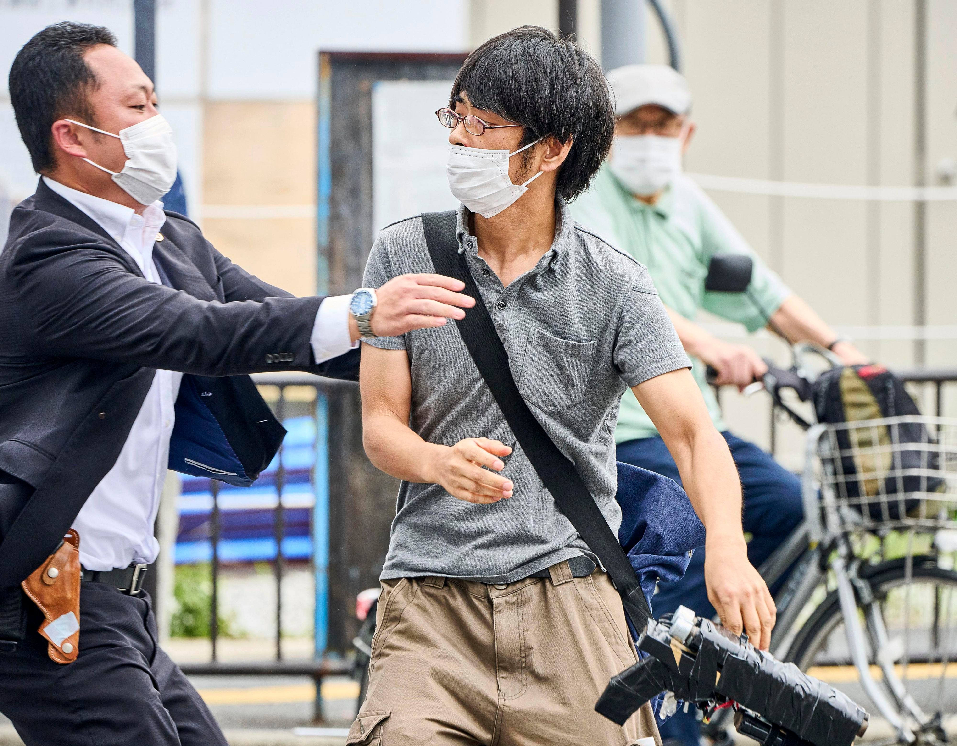 Tetsuya Yamagami sosteniendo un arma en el momento en que fue detenido en Nara. Foto: AP.