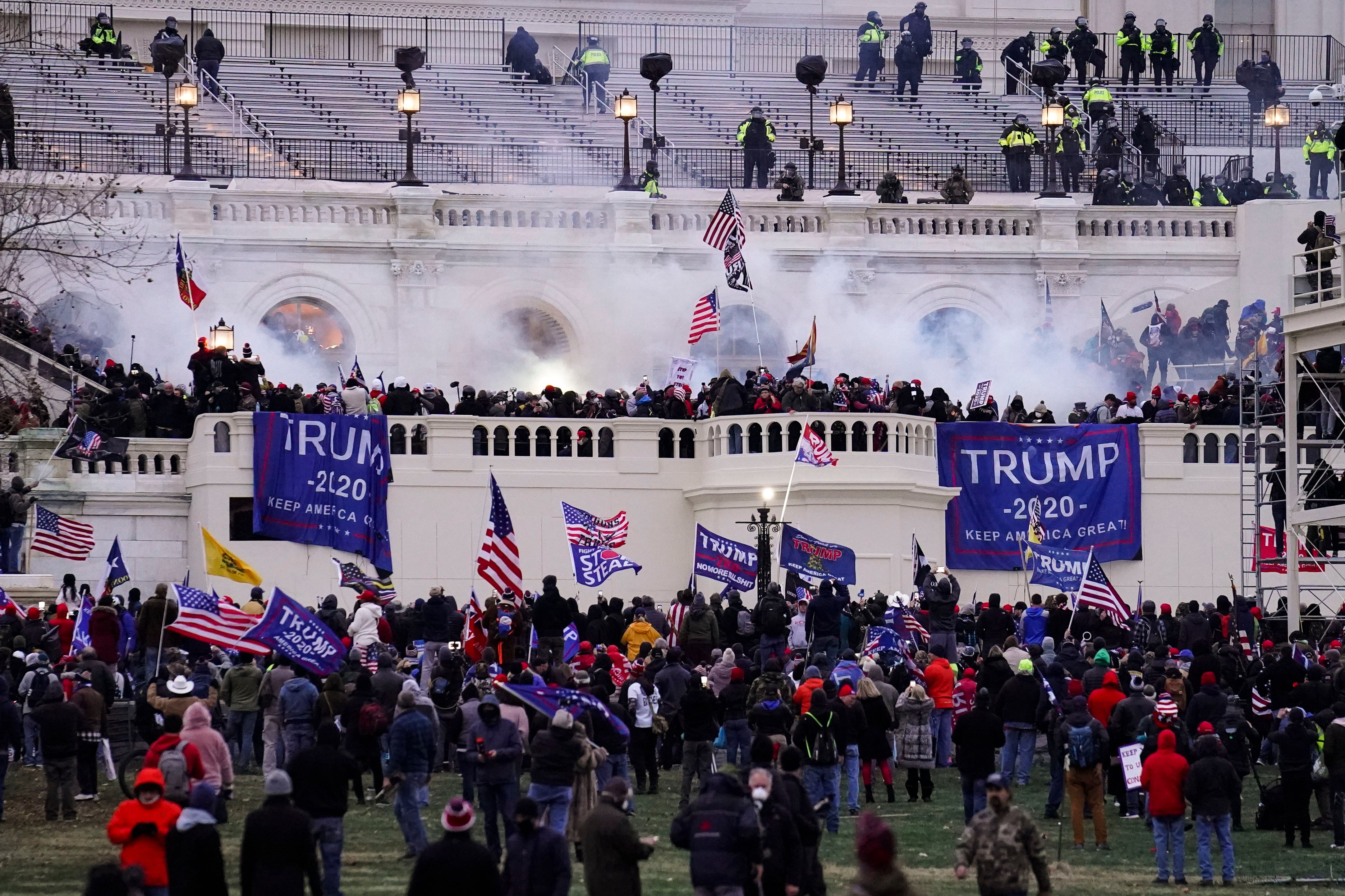 Manifestantes violentos atacan el Capitolio el 6 de junio de 2021, en Washington. Foto: AP