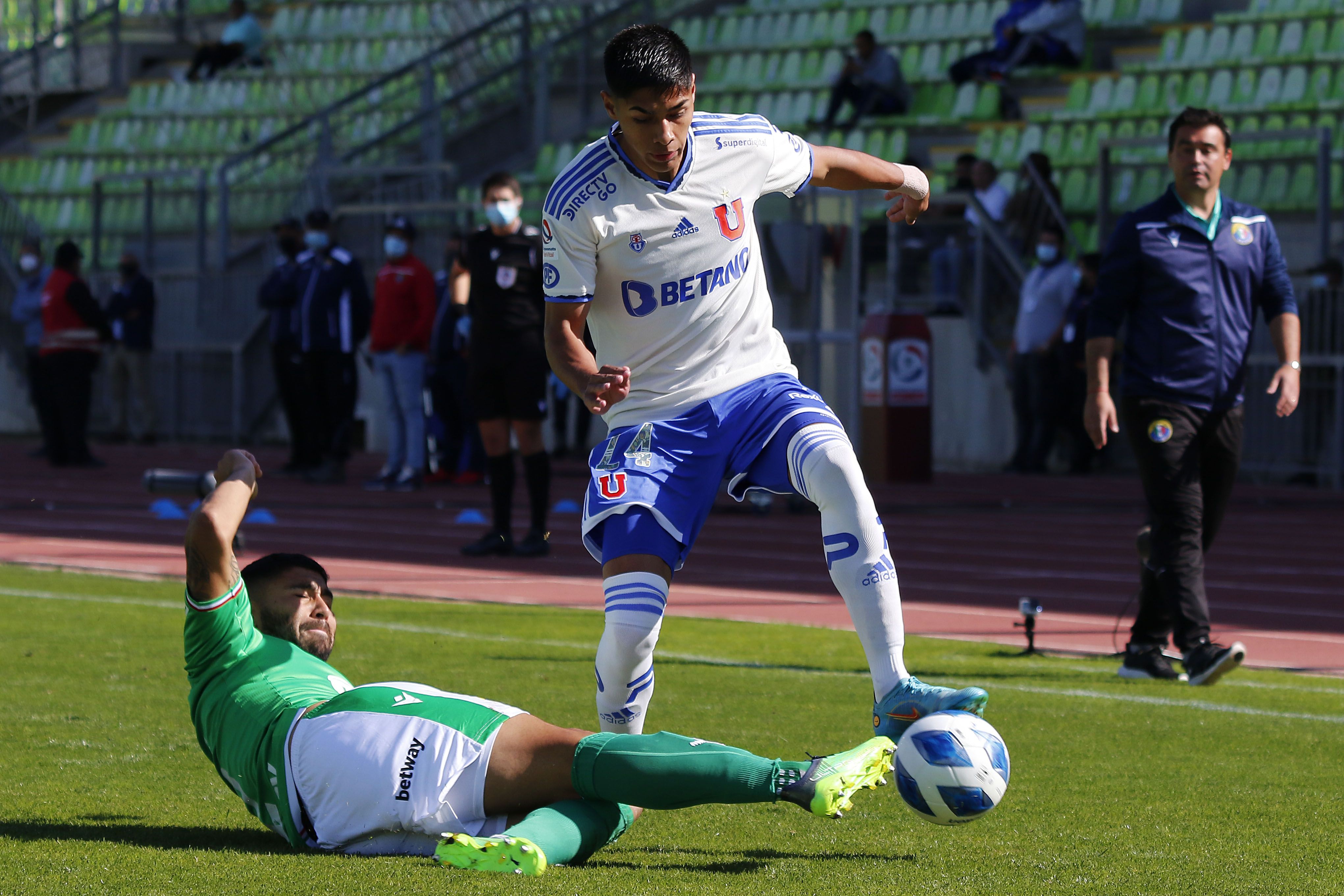 Carlos Labrin (i) y Dario Osorio (d), durante el partido válido por la fecha 11 del Campeonato Nacional AFP PlanVital 2022, entre Audax Italiano y Universidad de Chile, disputado en el Estadio Elías Figueroa Brander de Valparaíso.