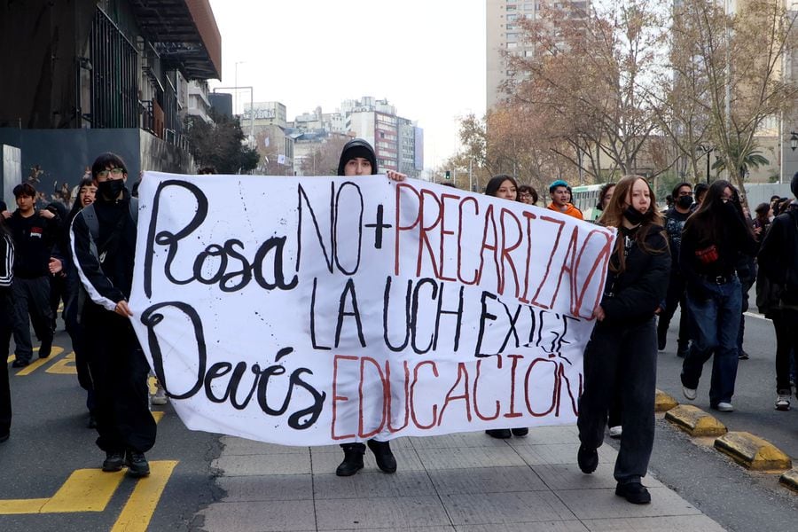 Se lleva a cabo la "Marcha contra el abandono de la educación", convocada por estudiantes. Foto: Dragomir Yankovic / Aton Chile.