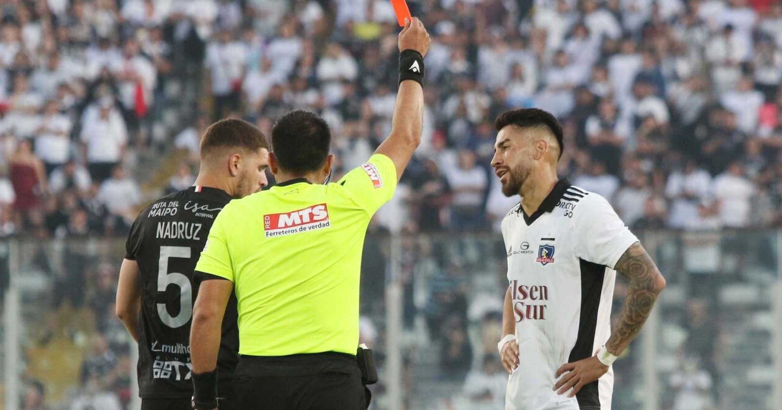 La expulsión de Juan Martín Lucero en el duelo entre Colo Colo y Curicó Unido