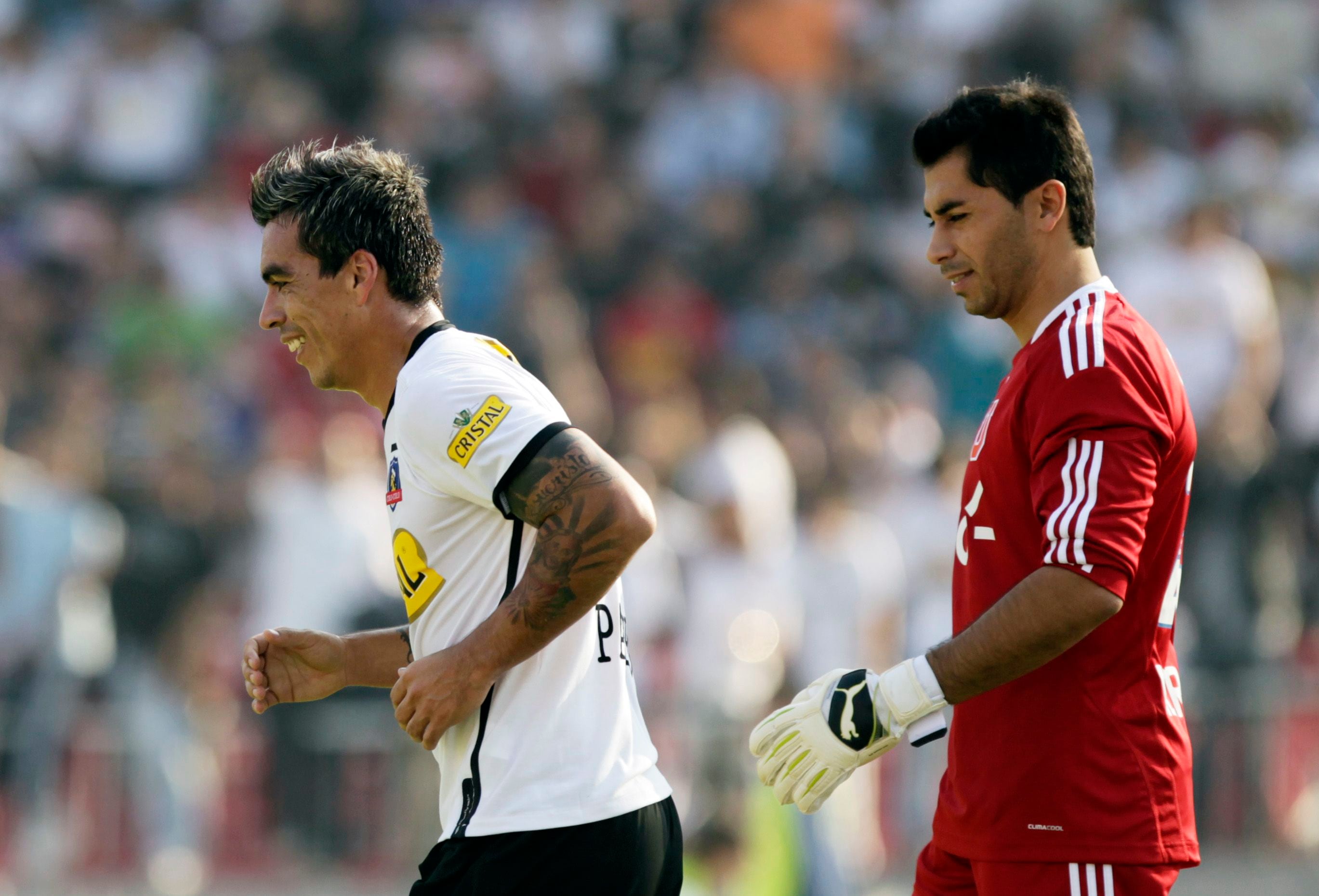 Esteban Paredes y Johnny Herrera, en un Superclásico de 2011