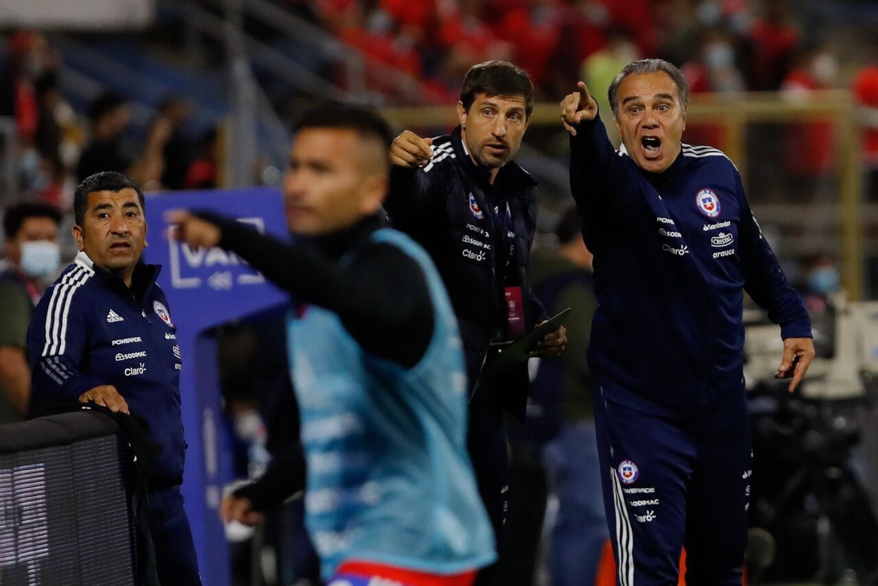 Sebastián Eguren junto a Martín Lasarte, en un partido de las Eliminatorias. FOTO: AGENCIAUNO