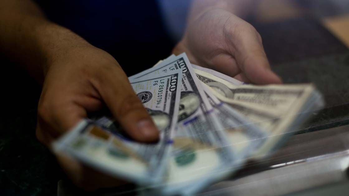 Dólar retomó tendencia al alza tras anotar su menor nivel en 3 meses