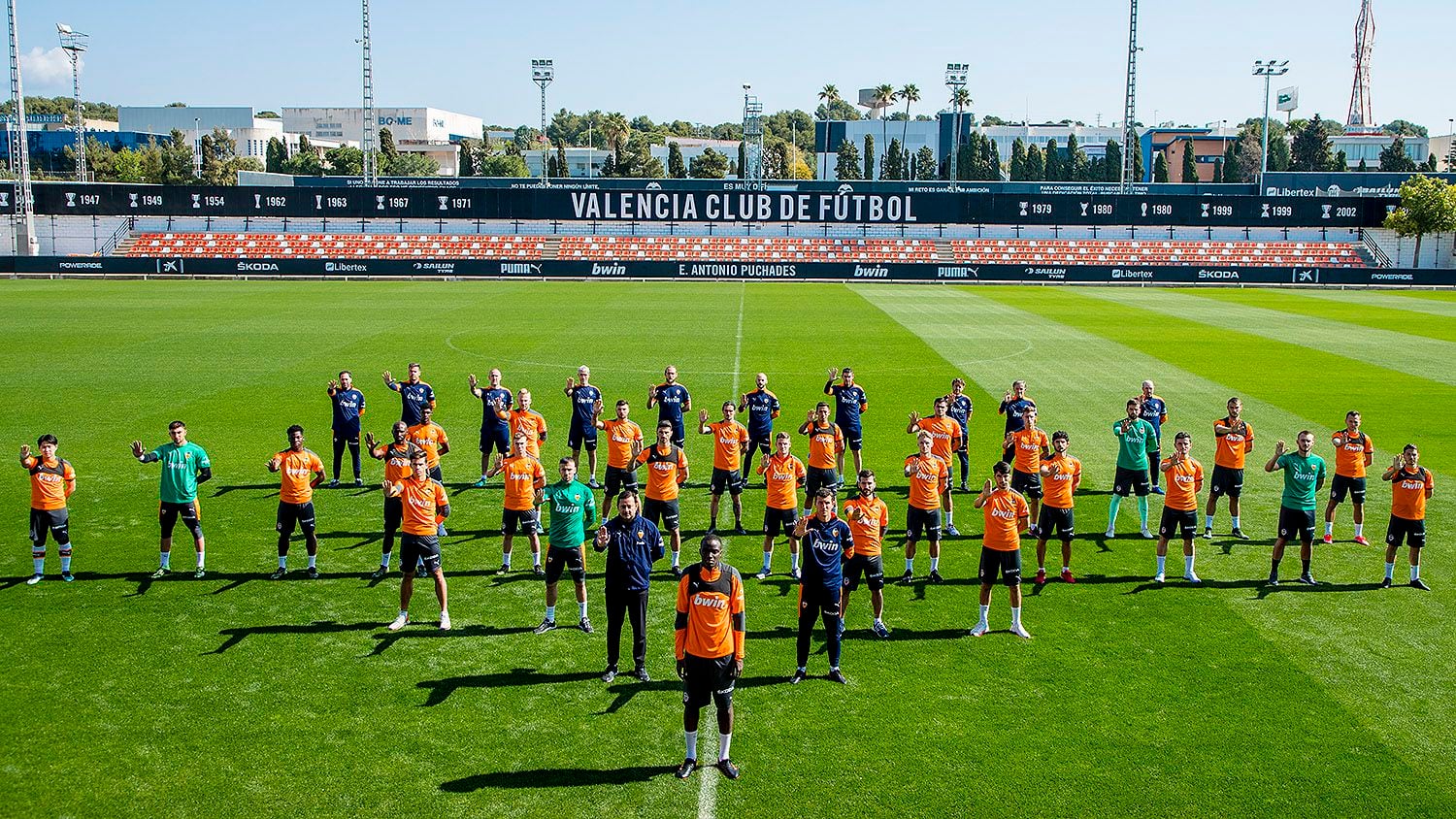 El plantel del Valencia posa en contra del racismo en el entrenamiento, en defensa de Diakhaby.