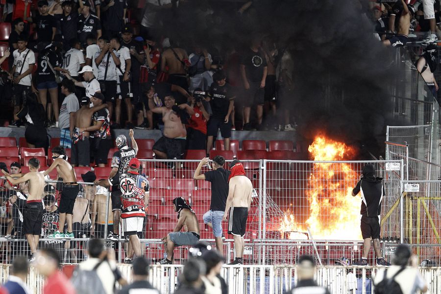 Hinchas de Colo Colo queman el estadio tras la suspensión del partido.