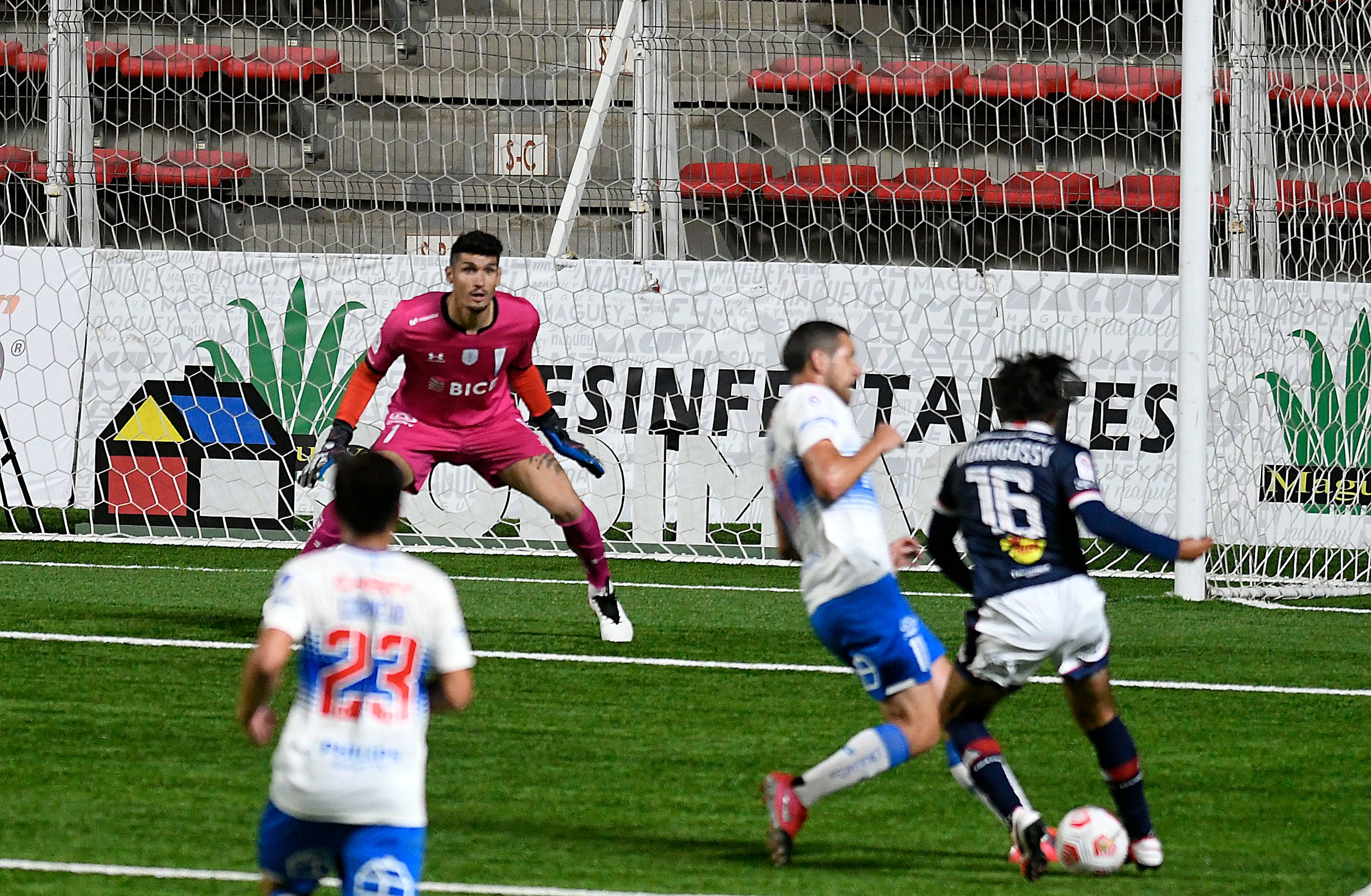 El recorte maravilloso de VIdangossy que hace pasar de largo a Aued para el 1-0 de Melipilla ante la UC.