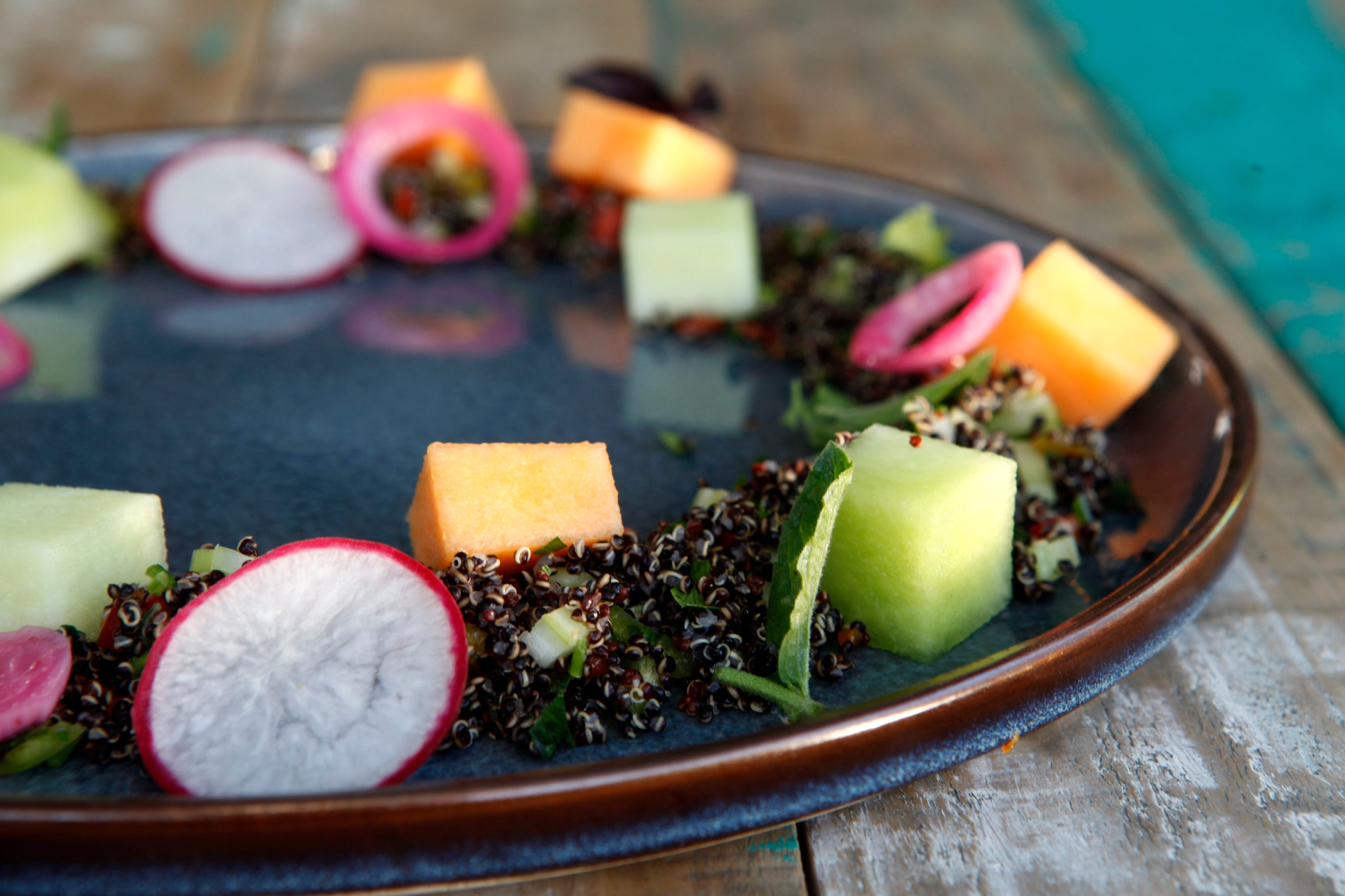 ensalada de melon y toronjil