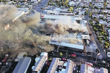 Incendian supermercado Lider en La Granja