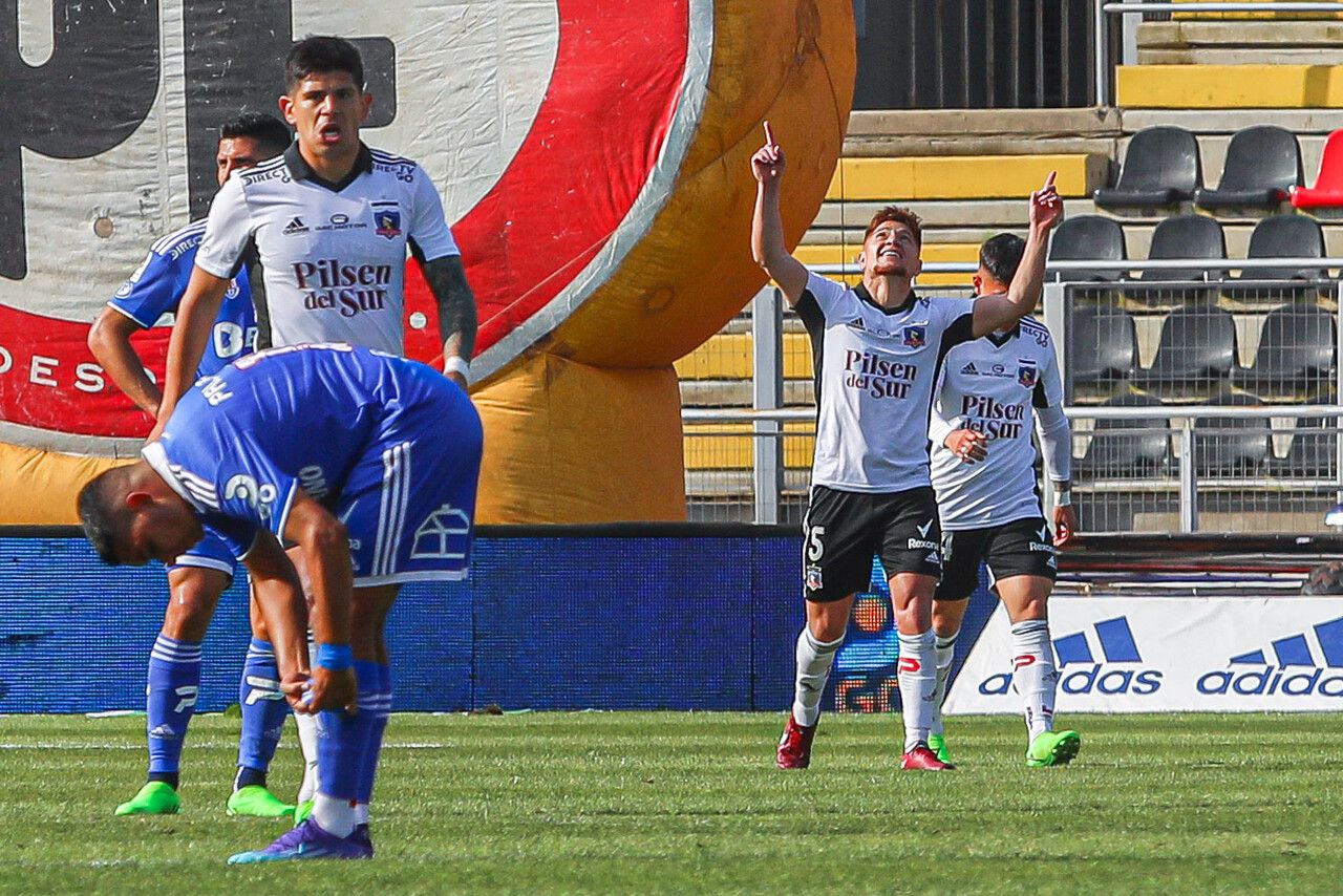 Leonardo Gil celebra el segundo gol de Colo Colo.