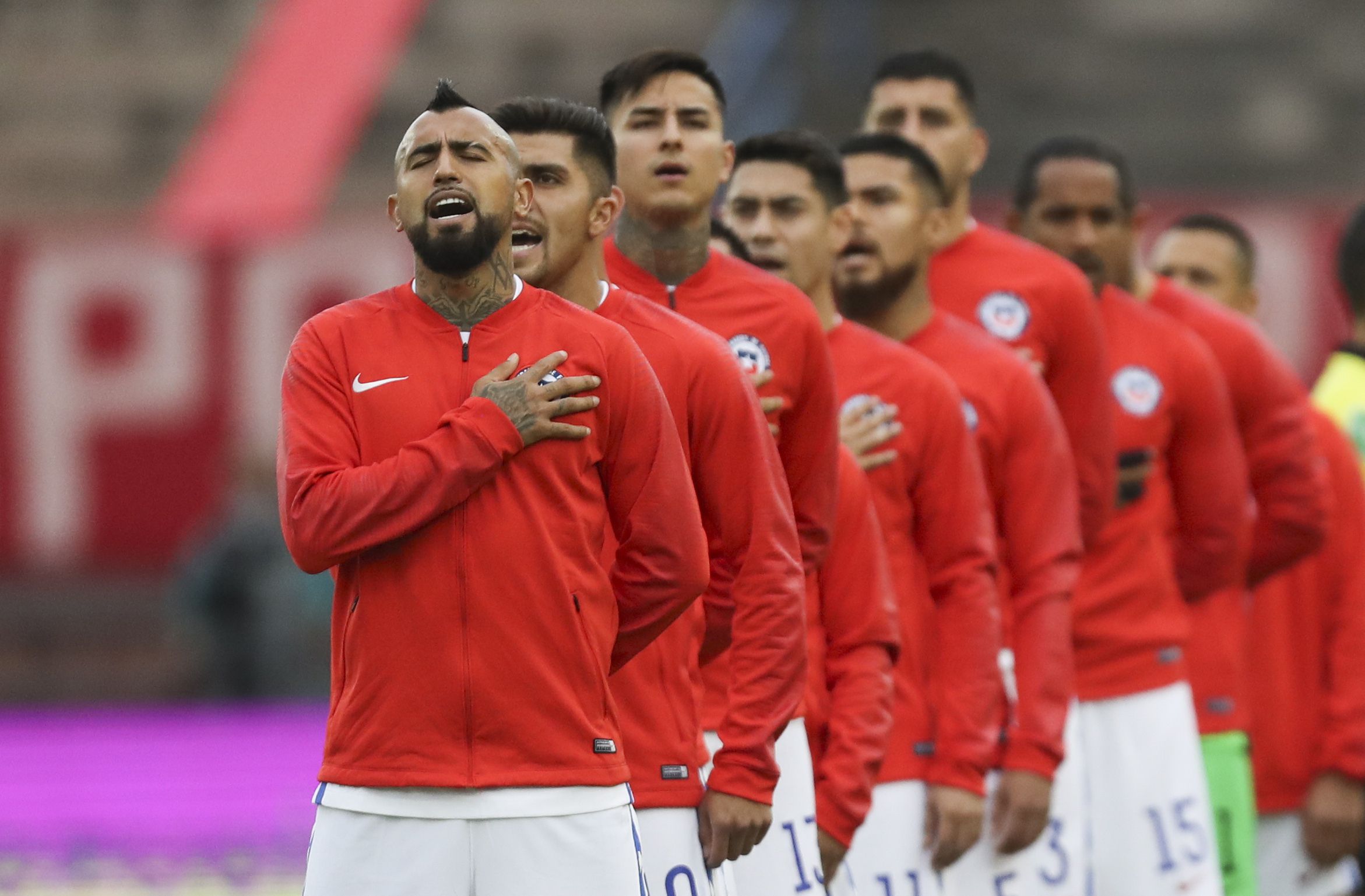 Arturo Vidal, durante la ejecución de los himnos, antes del partido frente a Venezuela, por las Eliminatorias