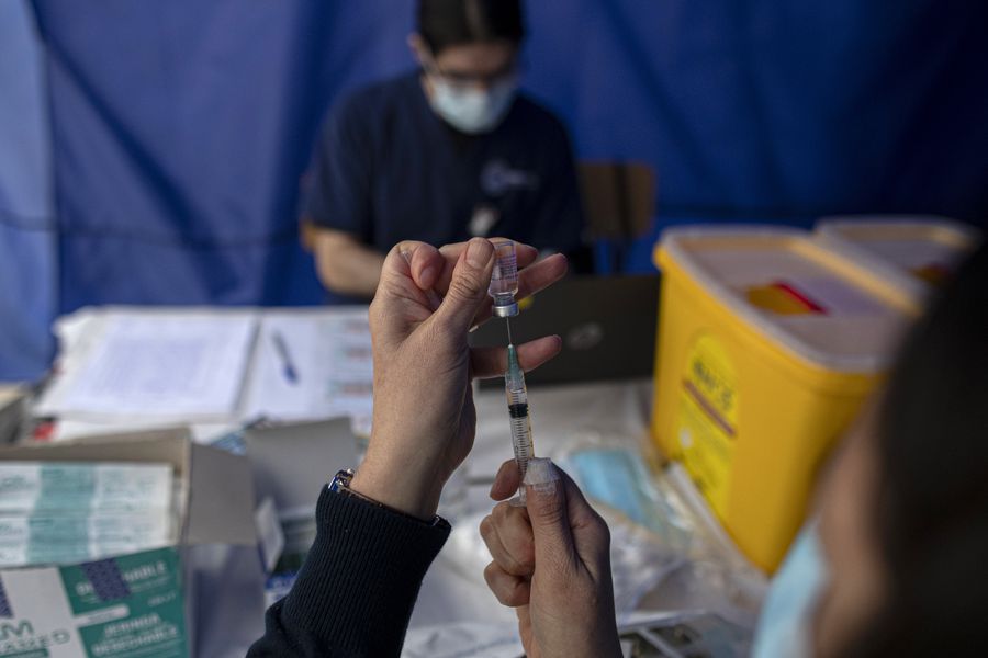 Minsal actualiza resultados de estudio sobre vacuna de Sinovac en Chile: aumenta a 86% la efectividad para prevenir muerte por Covid-19 - La Tercera