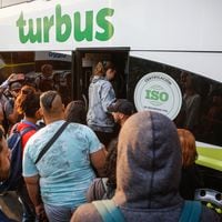 Disponen buses gratuitos para movilizar voluntarios desde Santiago a zonas afectadas por los incendios en la Región de Valparaíso