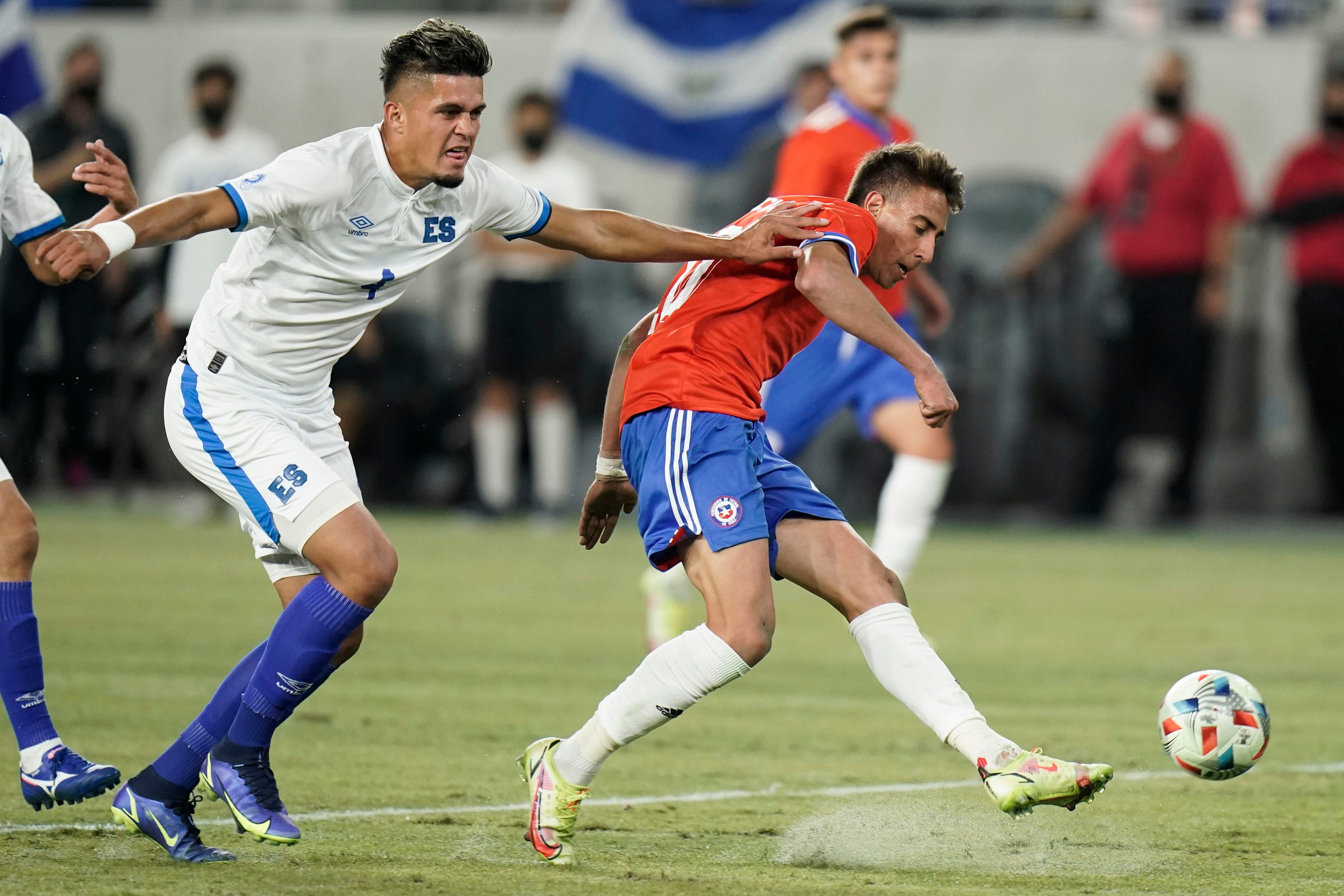 Diego Valencia jugando por la Selección (