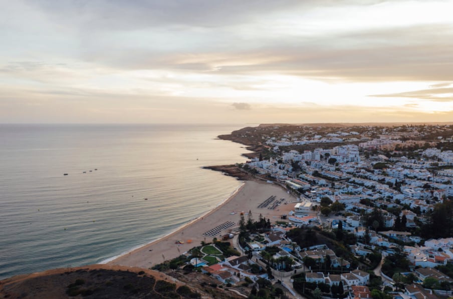 Cómo es Praia da Luz, el pueblo costero donde desapareció Madeleine McCann