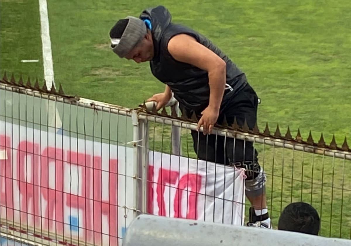 El hincha que portaba tobillera electrónica y que ingresó a la cancha de San Carlos de Apoquindo