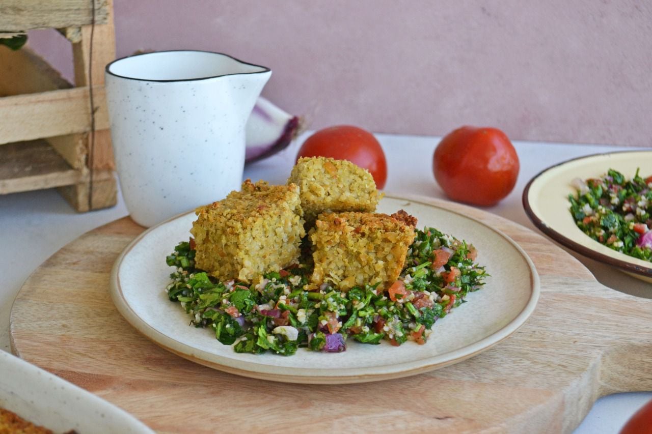 tabbouleh, kubbe y salsa