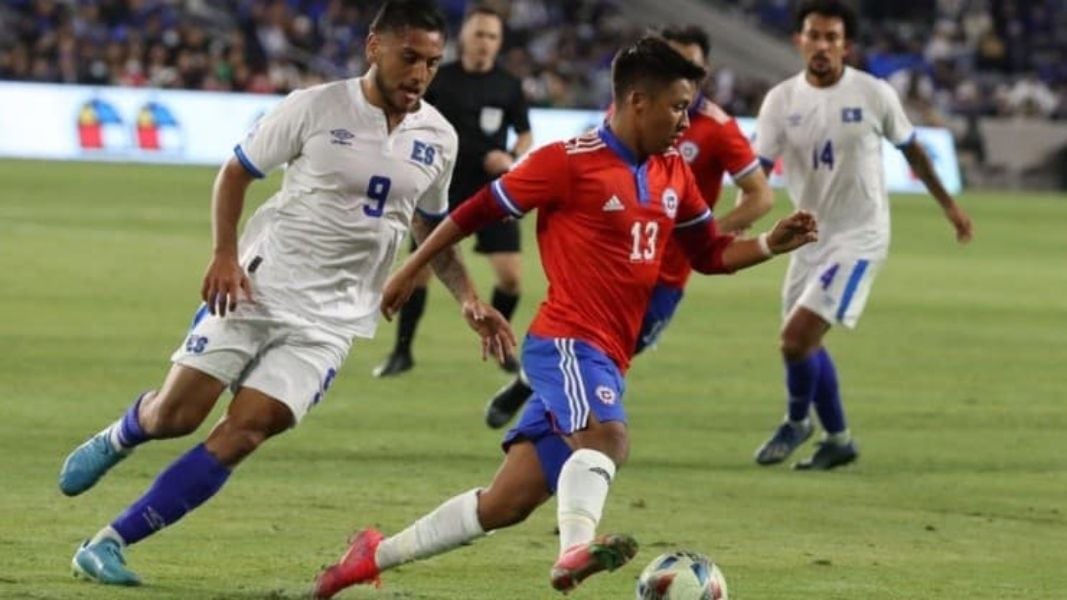 Marcelo Allende conduce el balón en el amistoso entre Chile y El Salvador.