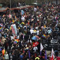 Marcha del Orgullo 2024 reúne a 30 mil asistentes en el centro de Santiago