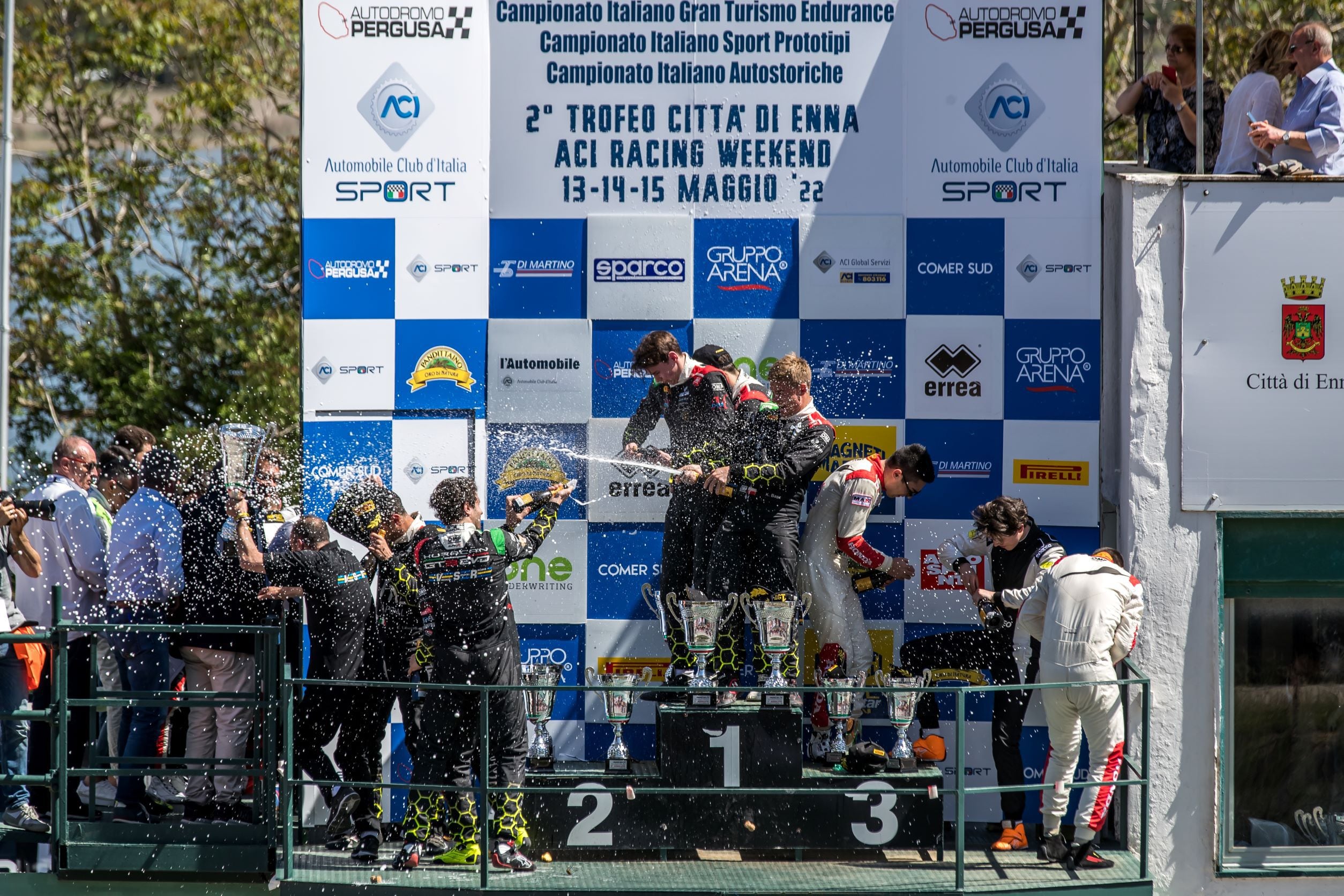 Benjamín Hites celebrando con su equipo en Italia. Foto: Prensa Benjamín Hites.