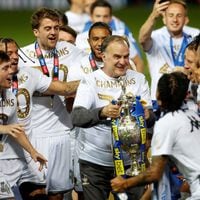 El Leeds recibe la copa de campeón y el West Bromwich lo acompaña a la Premier