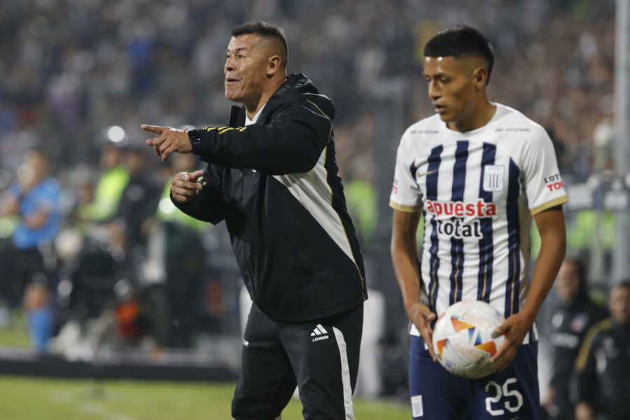 Almirón dando instrucciones ante Alianza Lima.