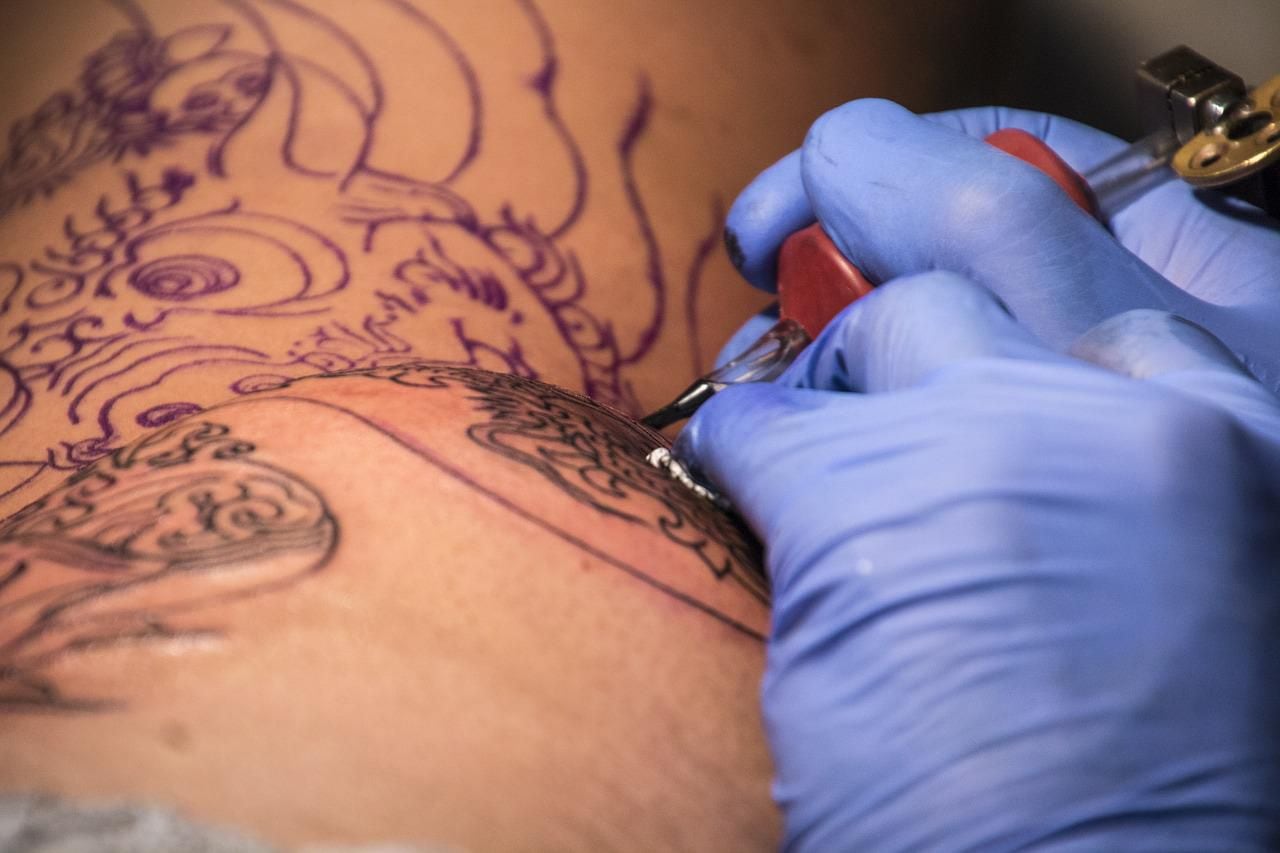 Agujas letales: Dos personas se contagian de VIH después de hacerse un  tatuaje - La Tercera