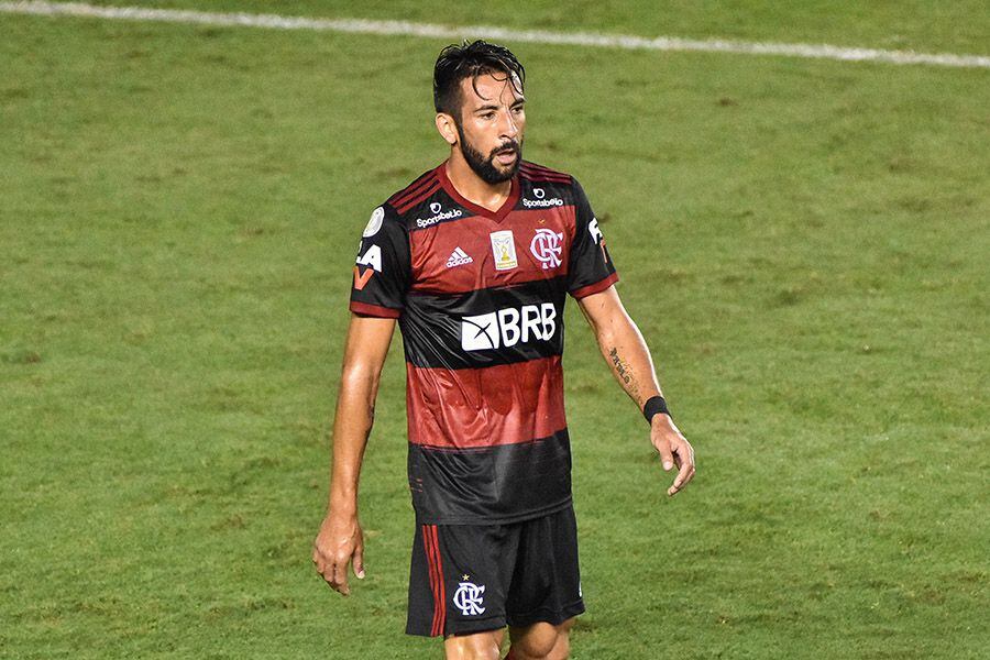 Ex-Flamengo, Mauricio Isla deixa a Universidad Católica e fica