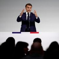 Macron llama a la unión de partidos moderados mientras derecha francesa se desgarra ante eventual alianza con Le Pen