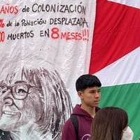 La defensa de estudiantes de la U. de Chile al lienzo con ilustración de Netanyahu besando a la rectora Rosa Devés 