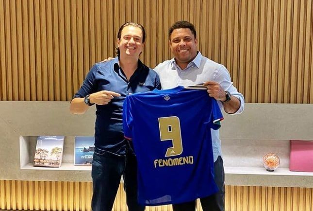 Ronaldo posa con la camiseta de Cruzeiro, en los días en que adquirió el control del club.