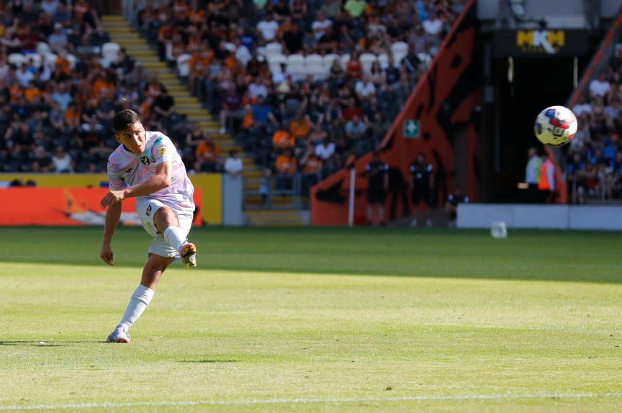 Marcelino Núñez marcó su primer gol con el Norwich. Foto: The Pink Un.