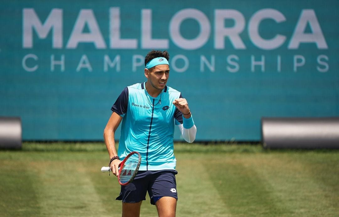 Alejandro Tabilo festejando su entrada al cuadro principal del ATP de Mallorca. Foto: ATP de Mallorca.