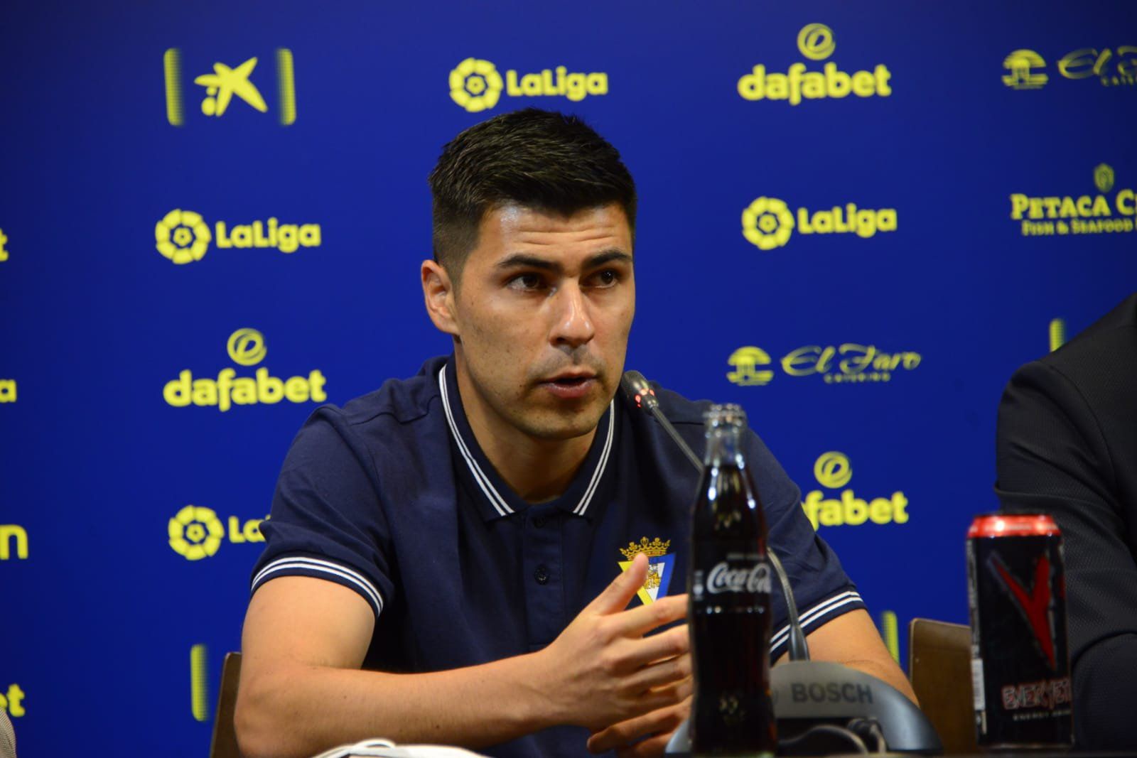 Tomás Alarcón durante su presentación en el Cádiz.