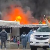 Incendio arrasa con locales de la Plaza de Abastos de Illapel 