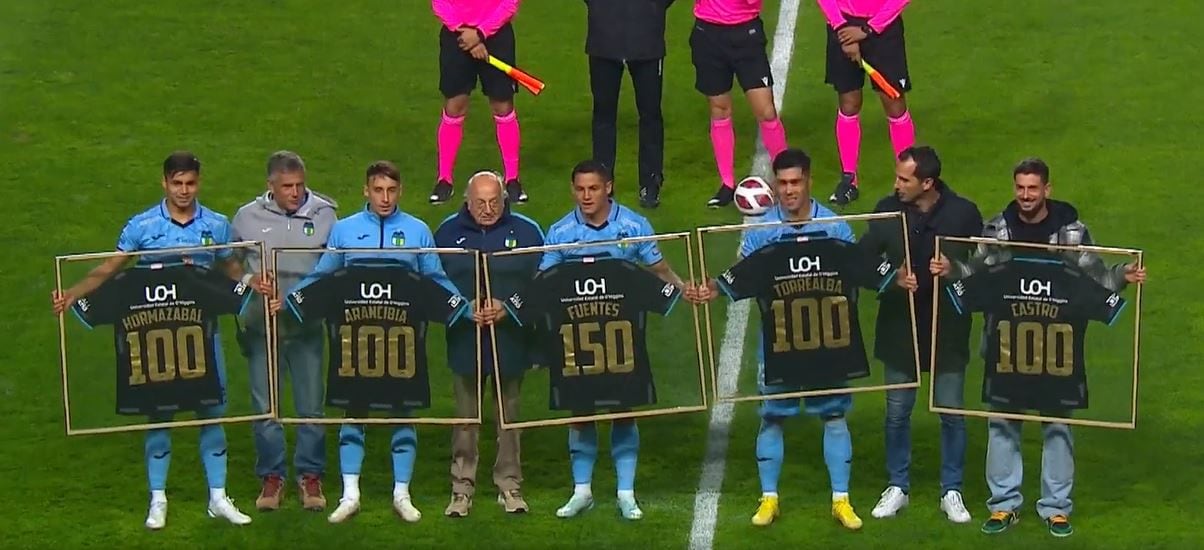 O’Higgins le hizo entrega de una camiseta conmemorativa a Fabián Hormazabal, Francisco Arancibia, Brian Torrealba y Facundo Castro por sus 100 partidos y a Juan Fuentes por sus 150 compromisos con el elenco de Rancagua.