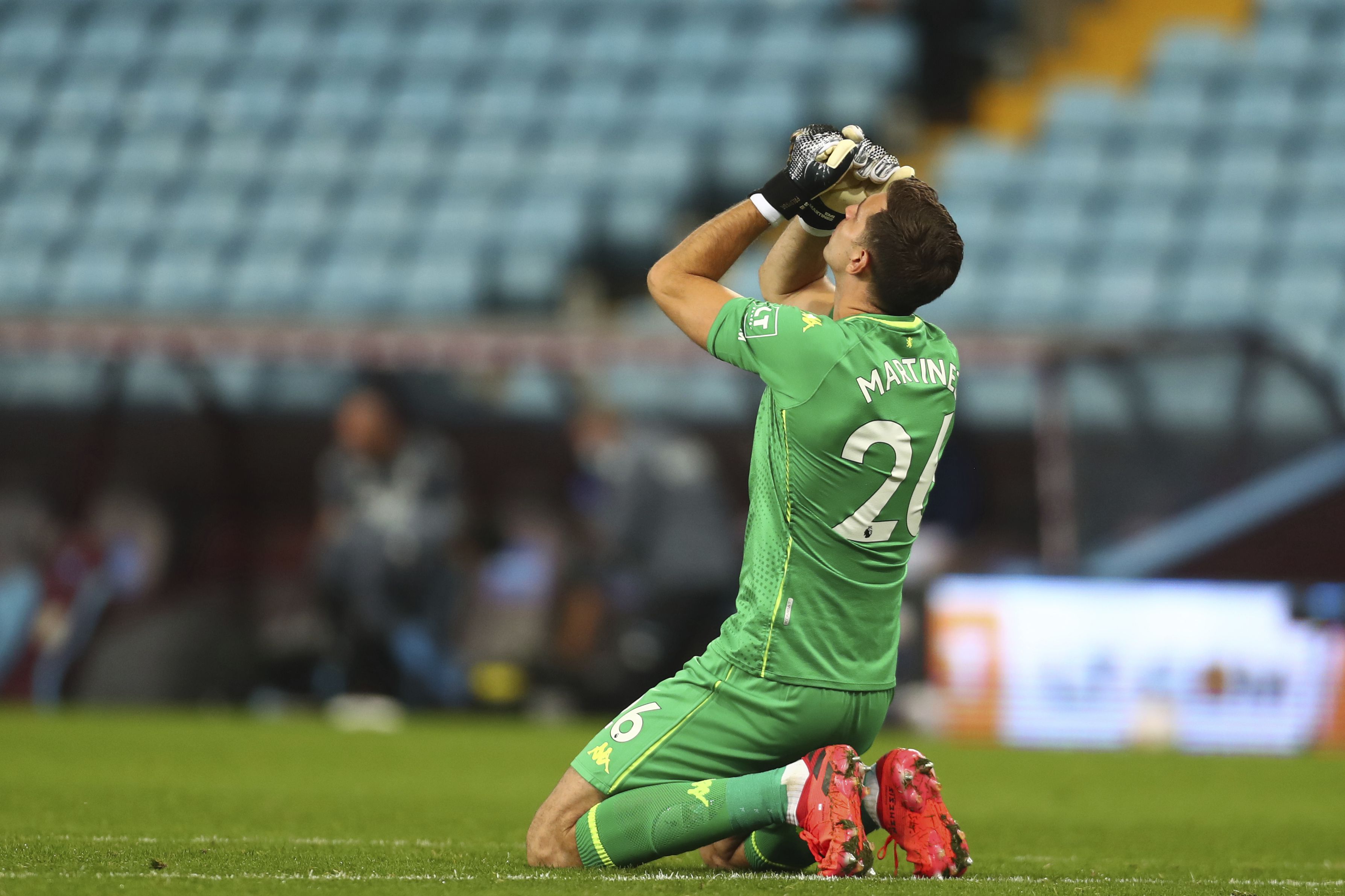 Emiliano Martínez, en un partido de la Premier, por el Aston Villa