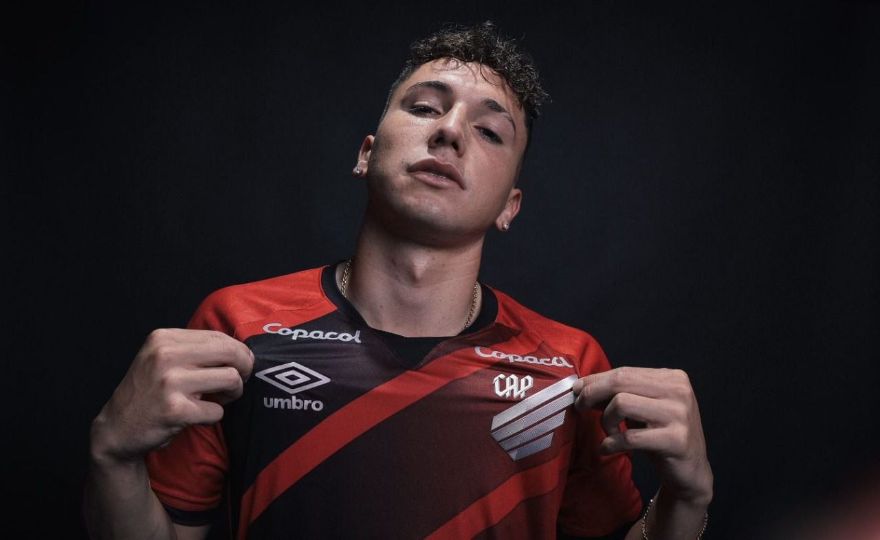 Luciano Arriagada, con su nueva camiseta