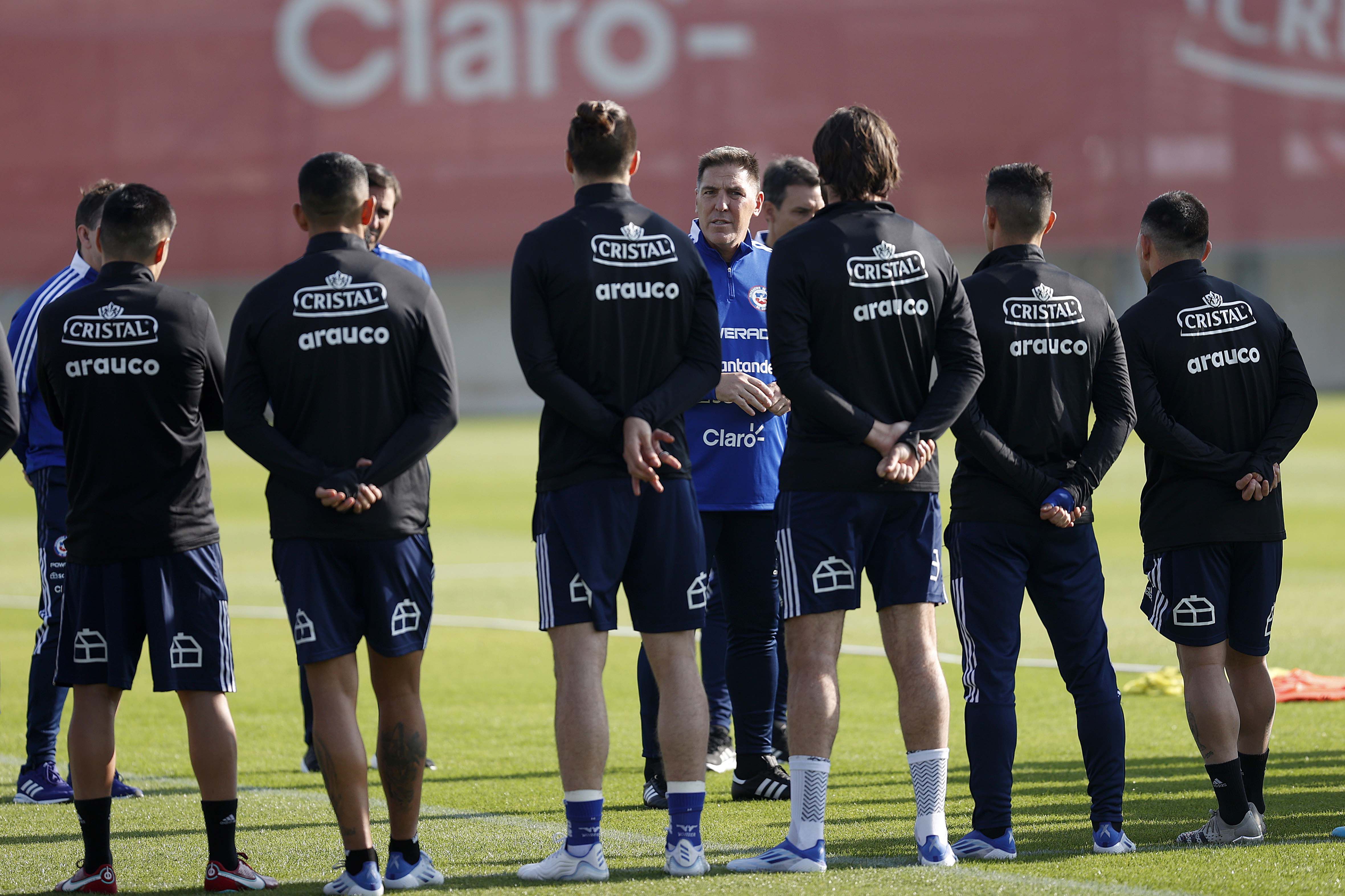 El nuevo técnico de la Selección Chilena, Eduardo Berizzo, da sus primeras instrucciones en Juan Pinto Durán.