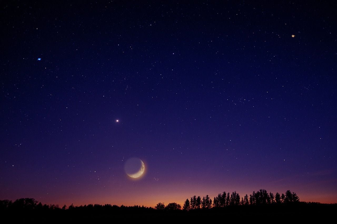 Dos planetas se “besarán” está noche: cómo ver a simple vista esta increíble danza cósmica