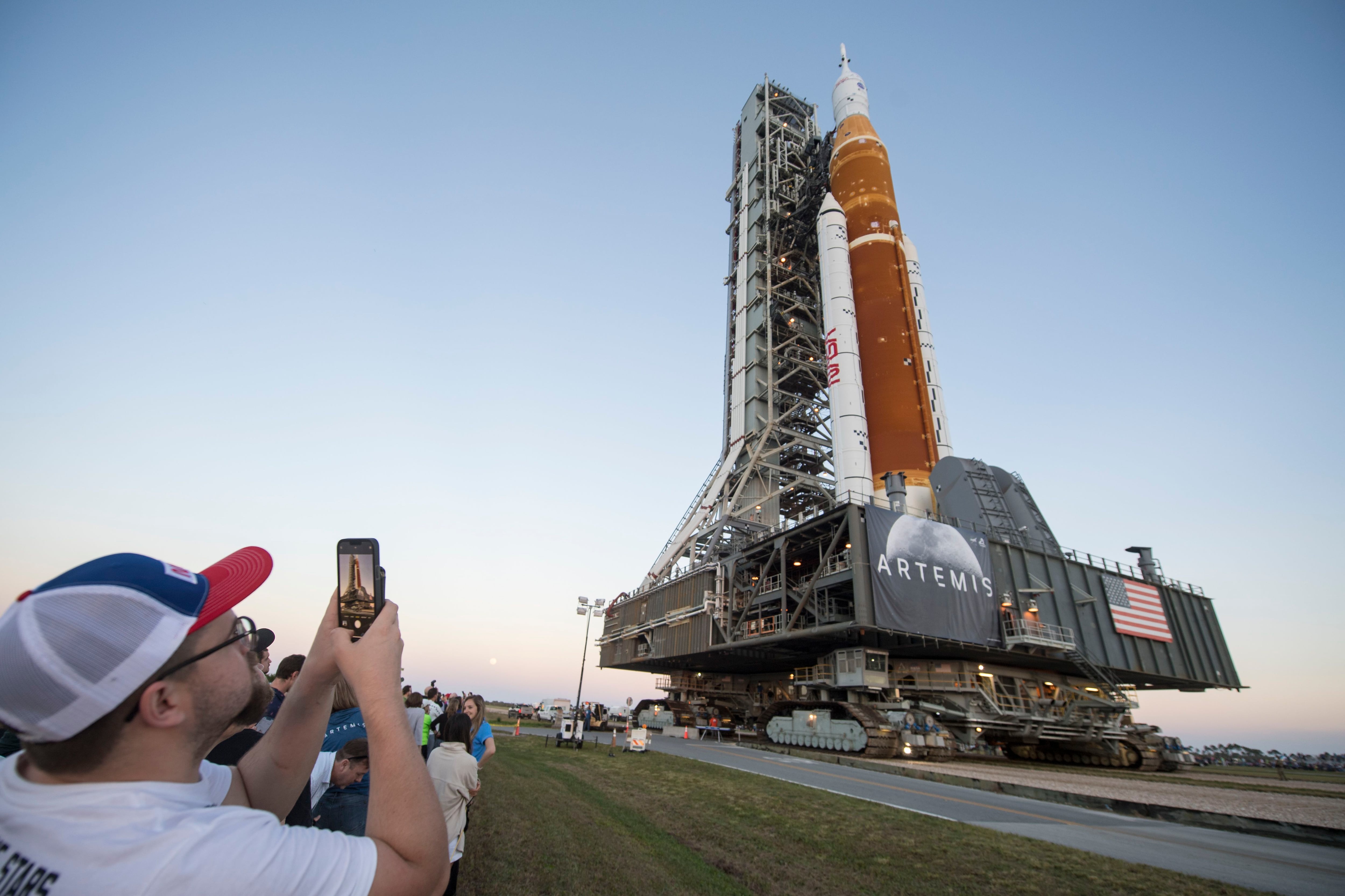 Locura total por primera misión a la Luna: Nasa vende 100 mil boletos para ver despegue