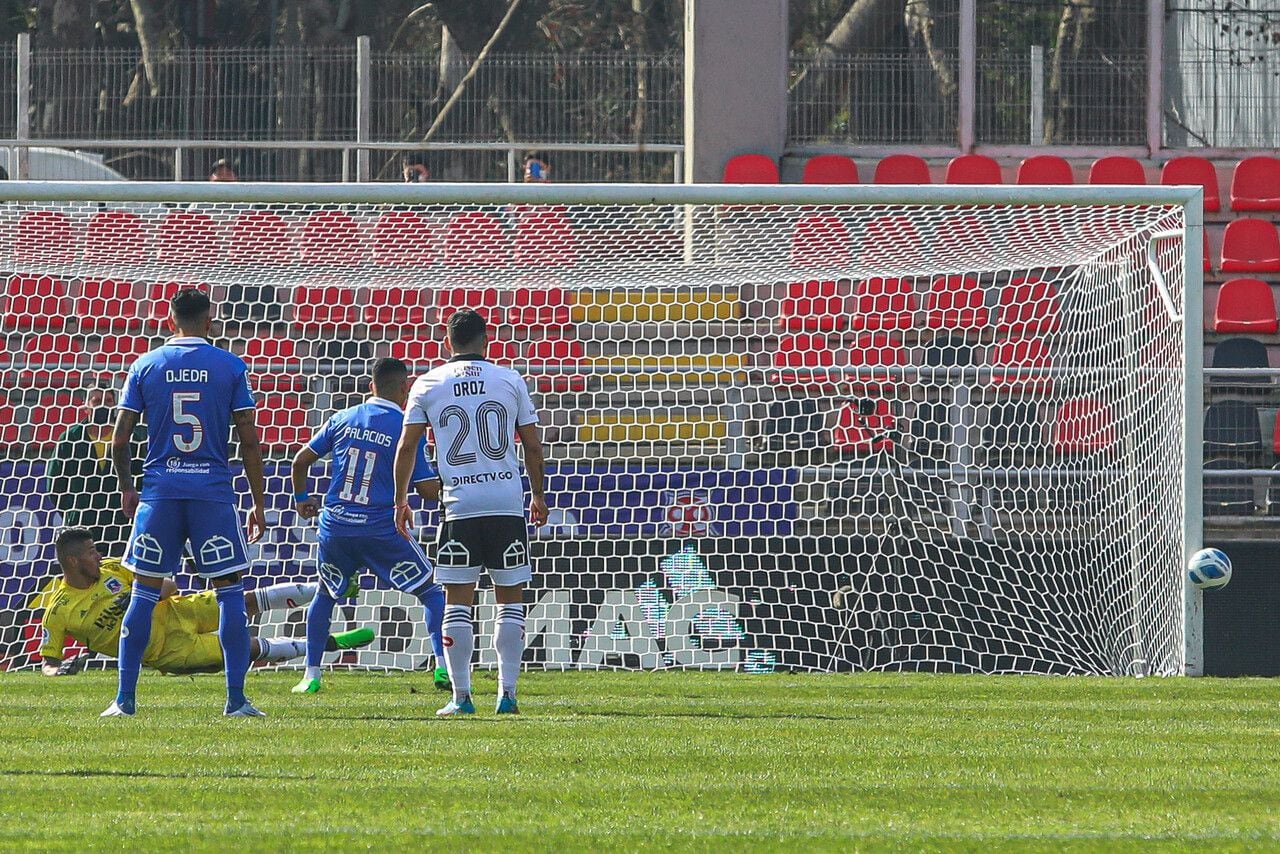 Cristian Palacios estrella su lanzamiento penal en el poste.