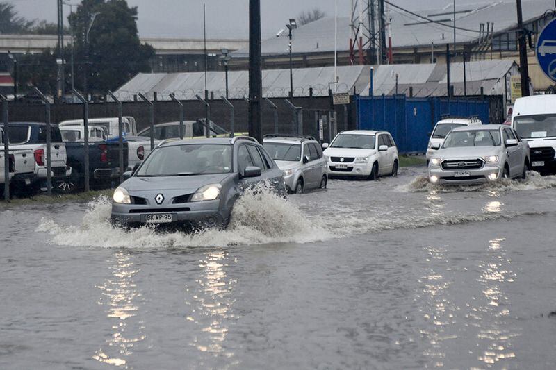 Fuertes vientos y hasta 80 mm de lluvia: Santiago podría recibir su peor temporal en casi una década