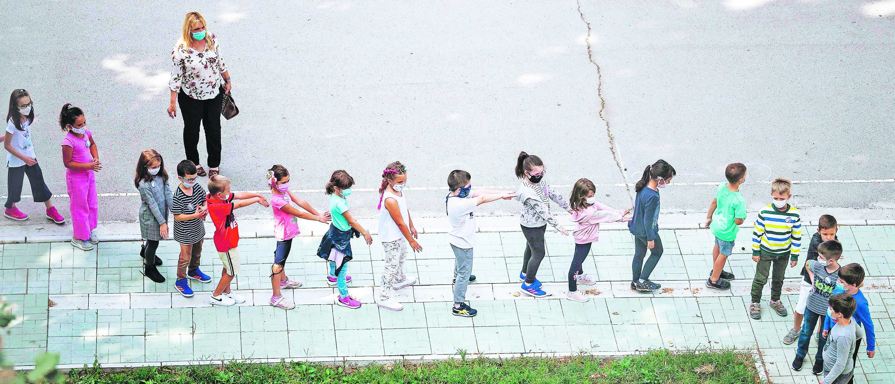 Niños en Serbia  usan mascarillas en el primer día de clases, en Belgrado.