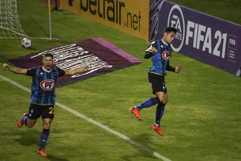Javier Altamirano y Cris Martínez celebran el 1-0 de Huachipato ante Rosario Central. FOTO: Agencia Uno.