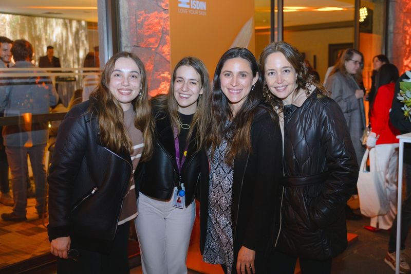 Sui Loo, Sofía Villagrán, Loreto Farías, y Daniela Majerson, dermatóloga UC CHRISTUS.