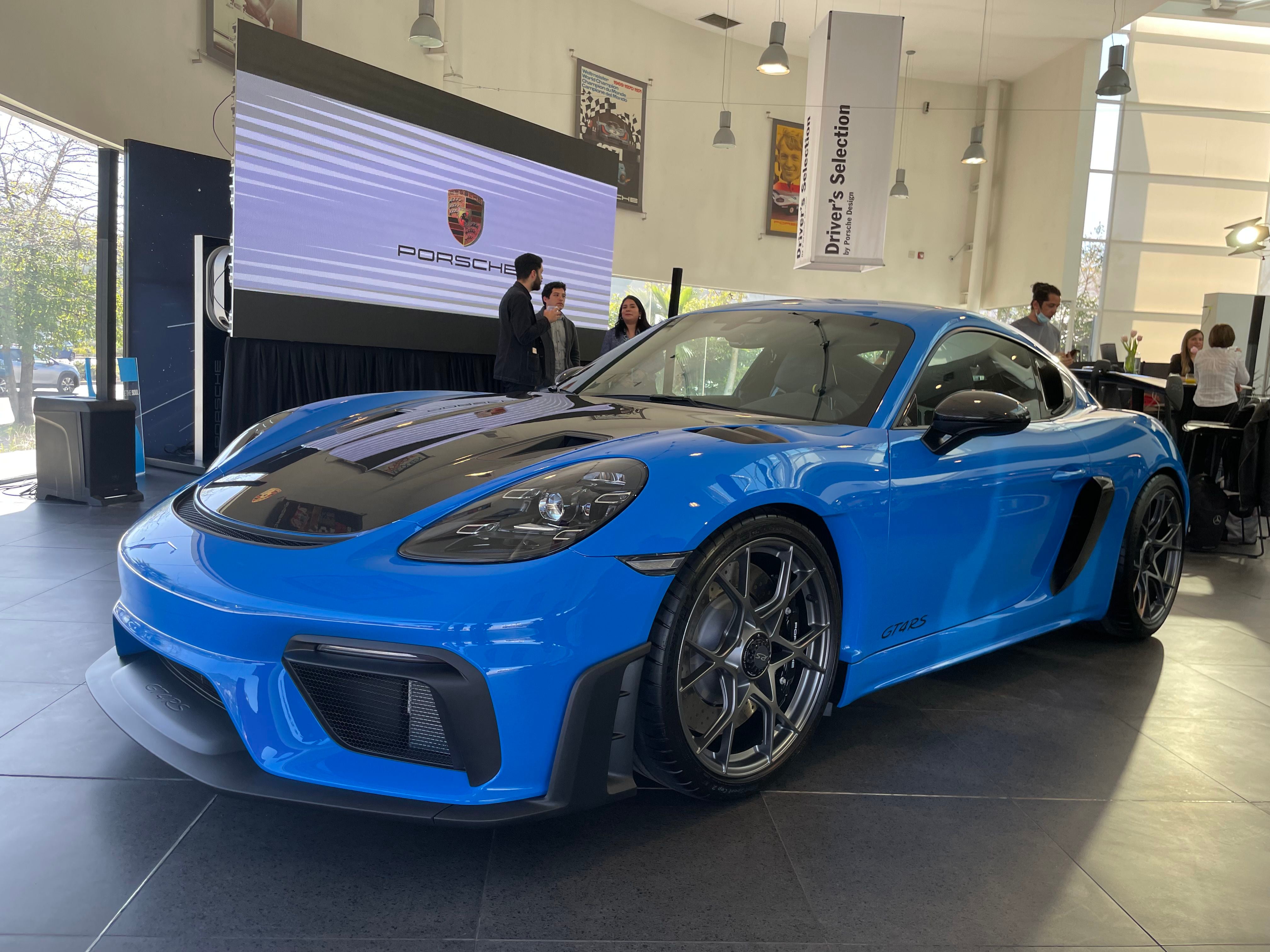 Porsche 718 Cayman GT4 RS: la perfecta irracionalidad de los alemanes llega a Chile