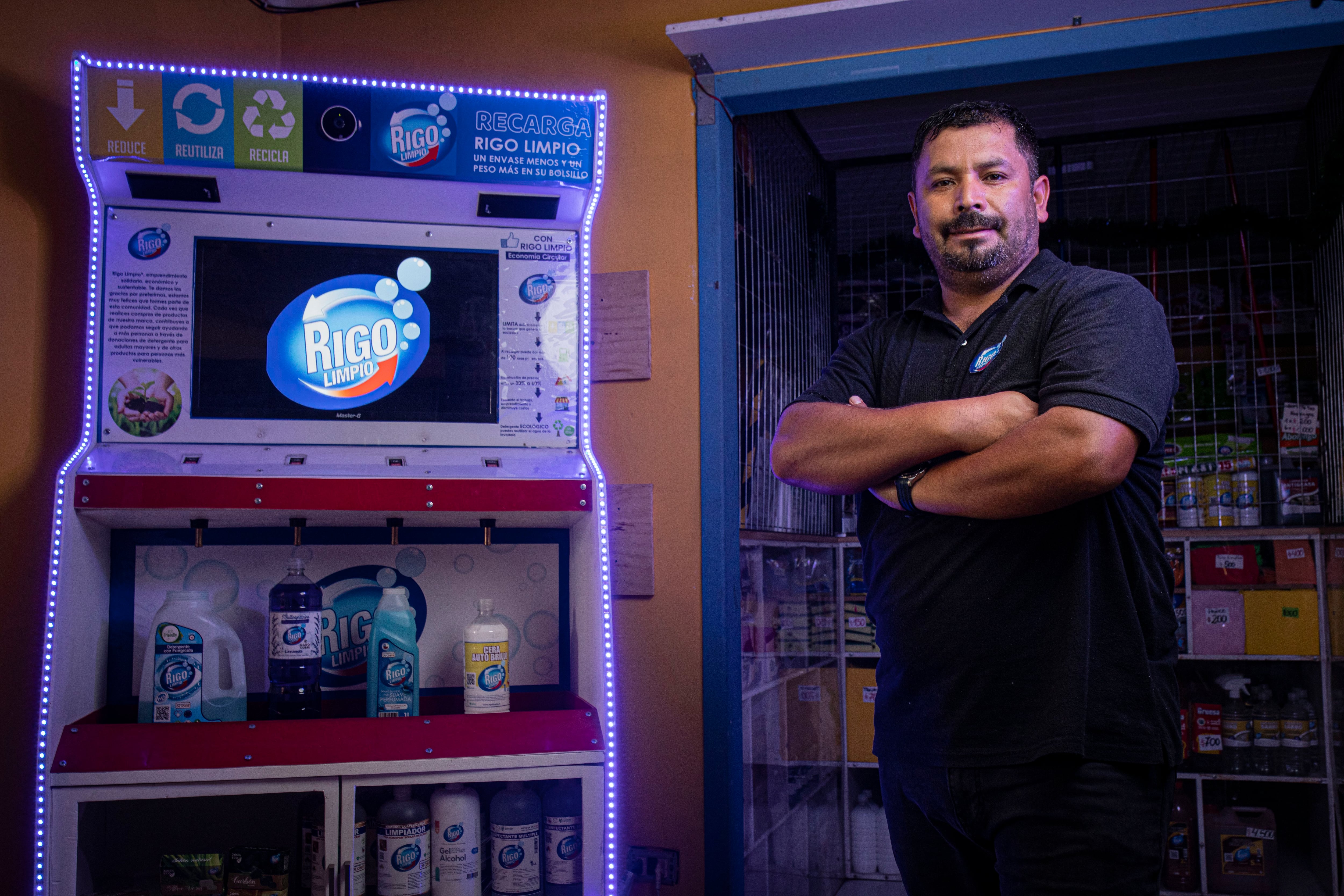 Rigoberto Meza, creador de la línea de productos de limpieza Rigo Limpio